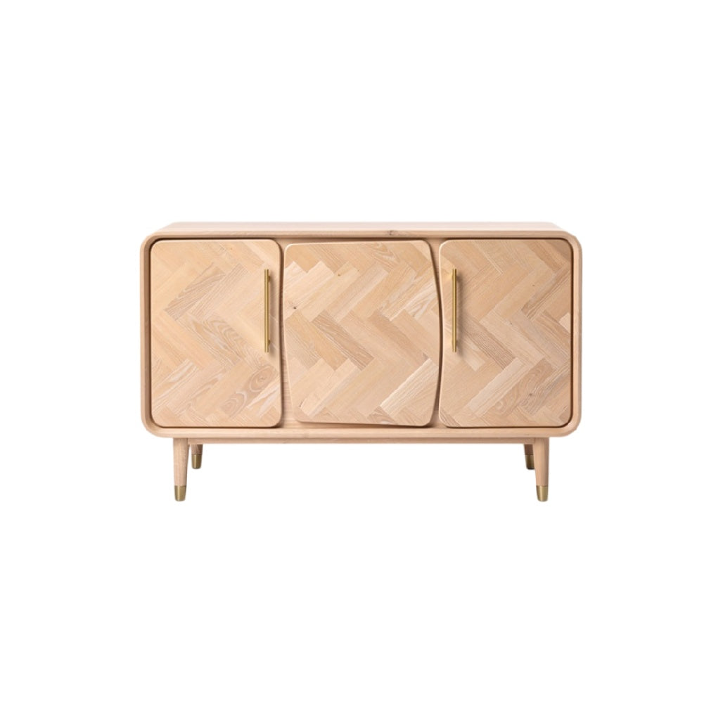 **Buffet en bois clair avec motif en chevron et poignées dorées**